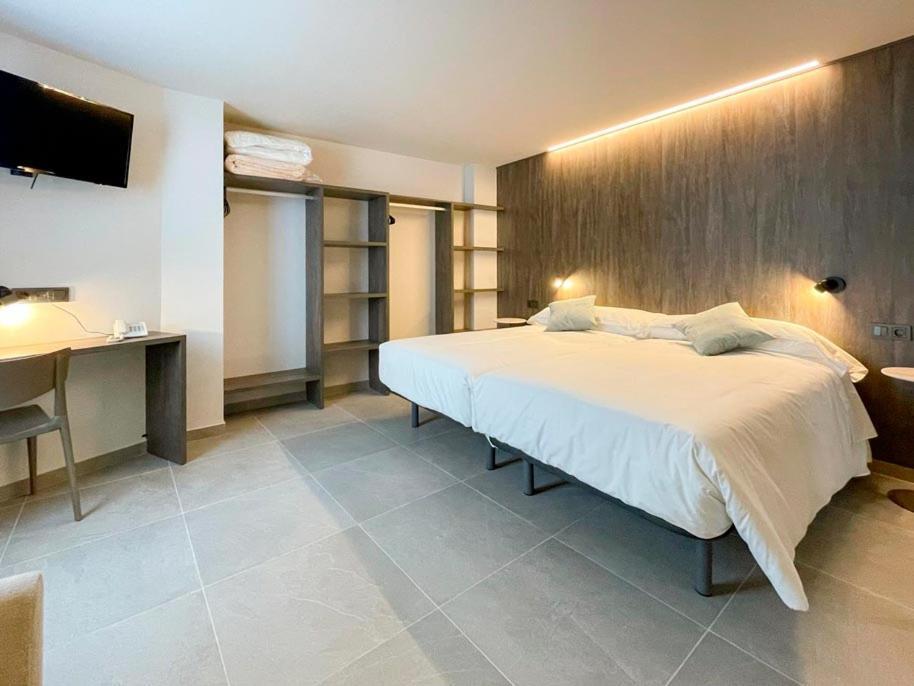 Hotel Quatre Llunes ซานตาโปลา ภายนอก รูปภาพ