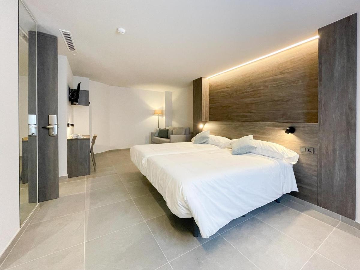 Hotel Quatre Llunes ซานตาโปลา ภายนอก รูปภาพ